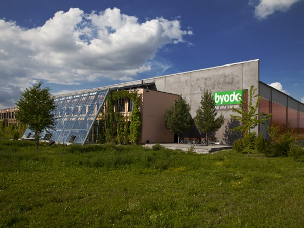 BYODO Hauptquartier, Seitenansicht